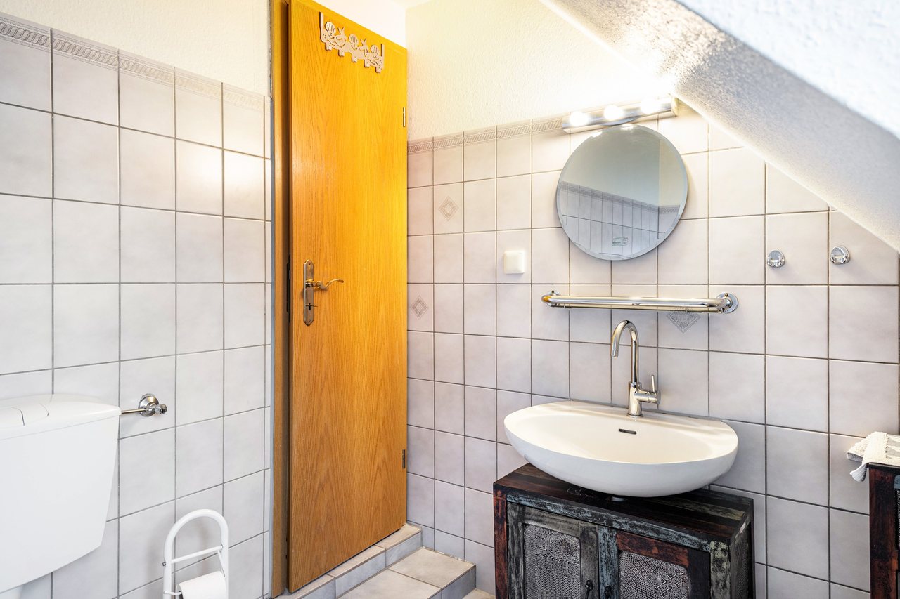 Badezimmer mit Waschbecken, Ferienwohnung Viering in Bernau, Brandenburg