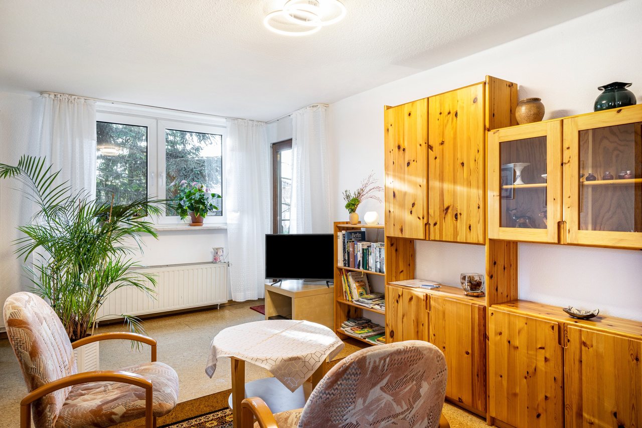 Wohnzimmer mit Sitzgruppe und Schrankwand, Ferienwohnung Viering in Bernau, Brandenburg