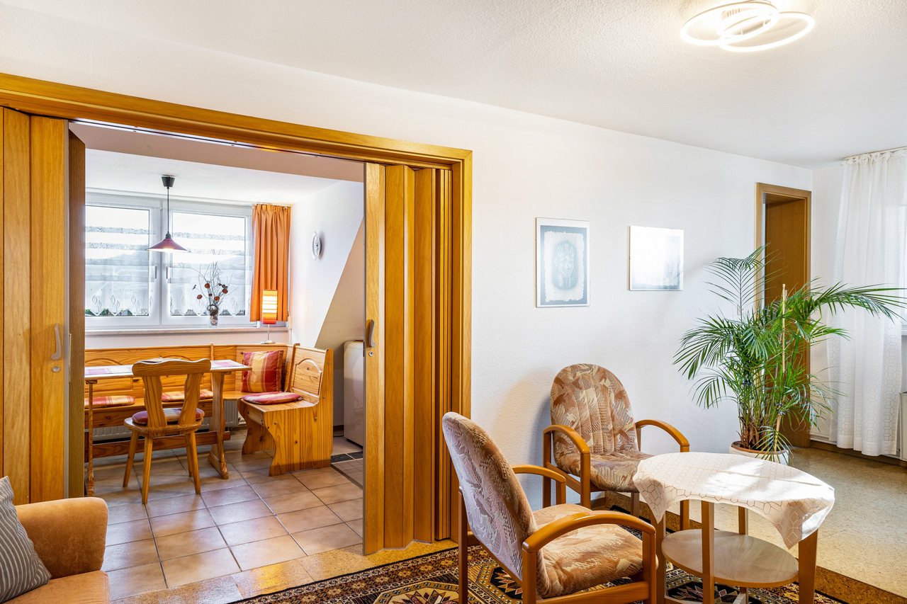 Essbereich mit Blick zum Wohnraum, Ferienwohnung Viering in Bernau, Brandenburg