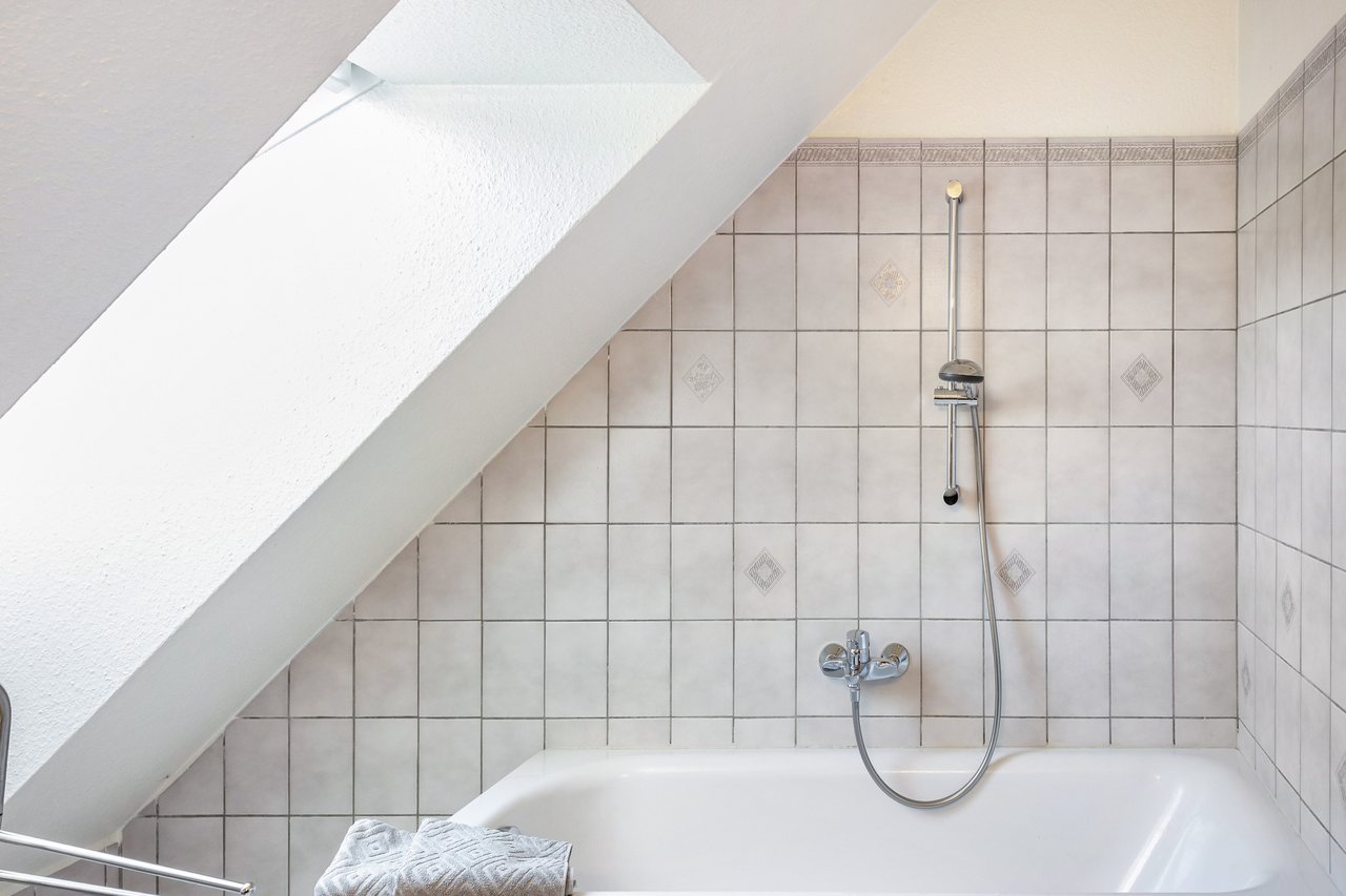 Badezimmer mit Badewanne und Dusche, Ferienwohnung Viering in Bernau, Brandenburg