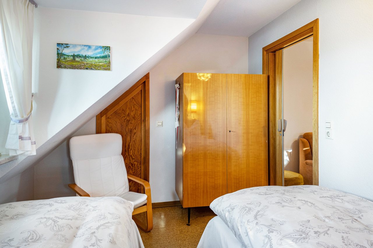 Schlafzimmer mit Sessel, Ferienwohnung Viering in Bernau, Brandenburg
