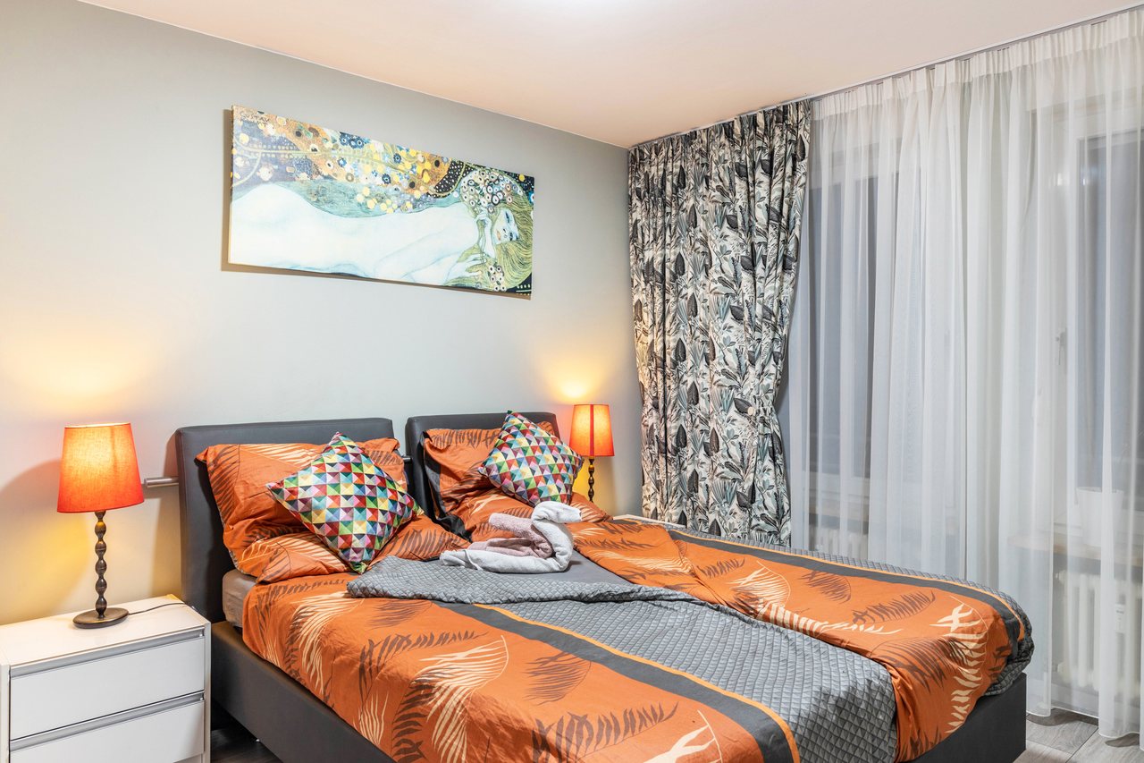 Schlafzimmer mit farbiger Bettwäsche, Nahe Airport BER Adlershof in Schönefeld, Brandenburg