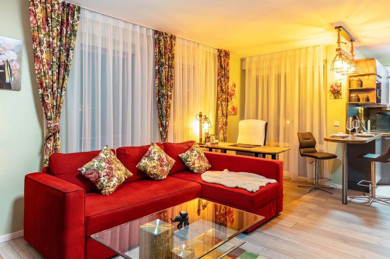 Wohnbereich mit Sofa und Essplatz, Nahe Airport BER Adlershof in Schönefeld, Brandenburg