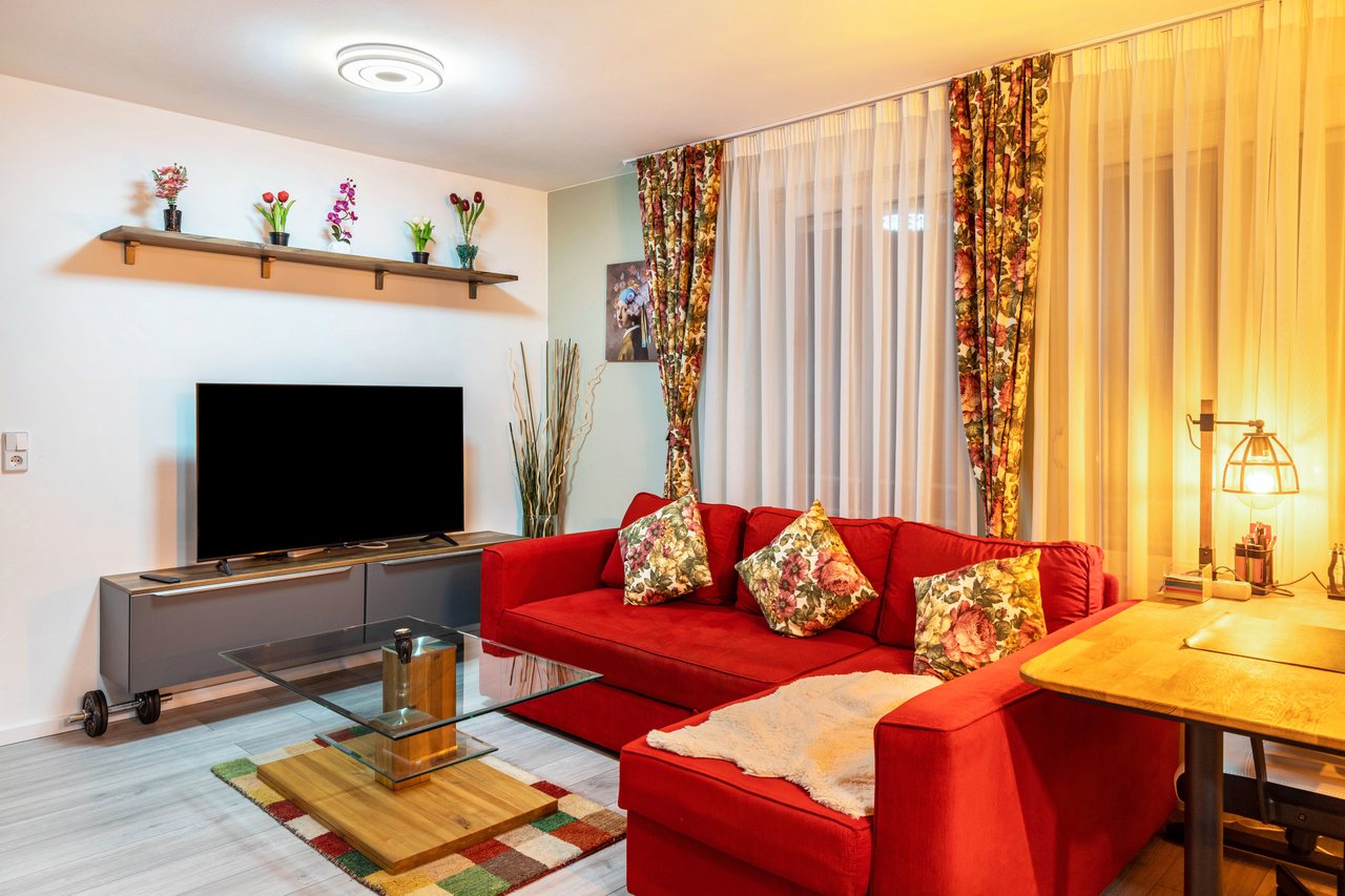 Wohnbereich mit Sofa und Fernseher, Nahe Airport BER Adlershof in Schönefeld, Brandenburg