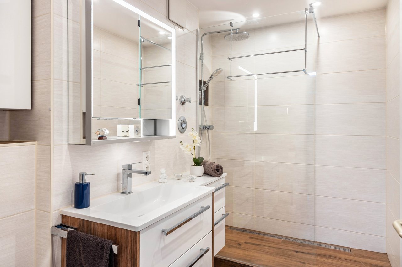 Badezimmer mit Dusche und Waschbecken, Nahe Airport BER Adlershof in Schönefeld, Brandenburg