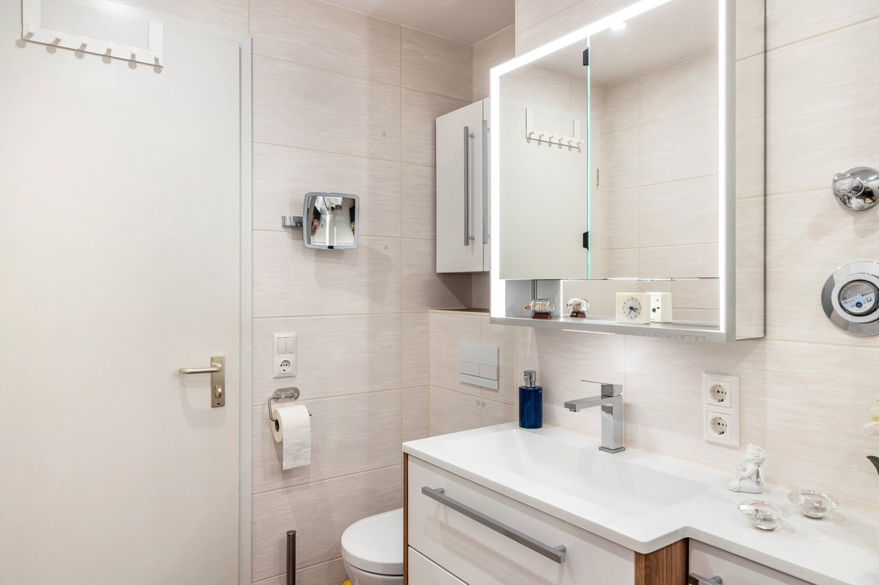 Badezimmer mit Waschbecken und WC, Nahe Airport BER Adlershof in Schönefeld, Brandenburg
