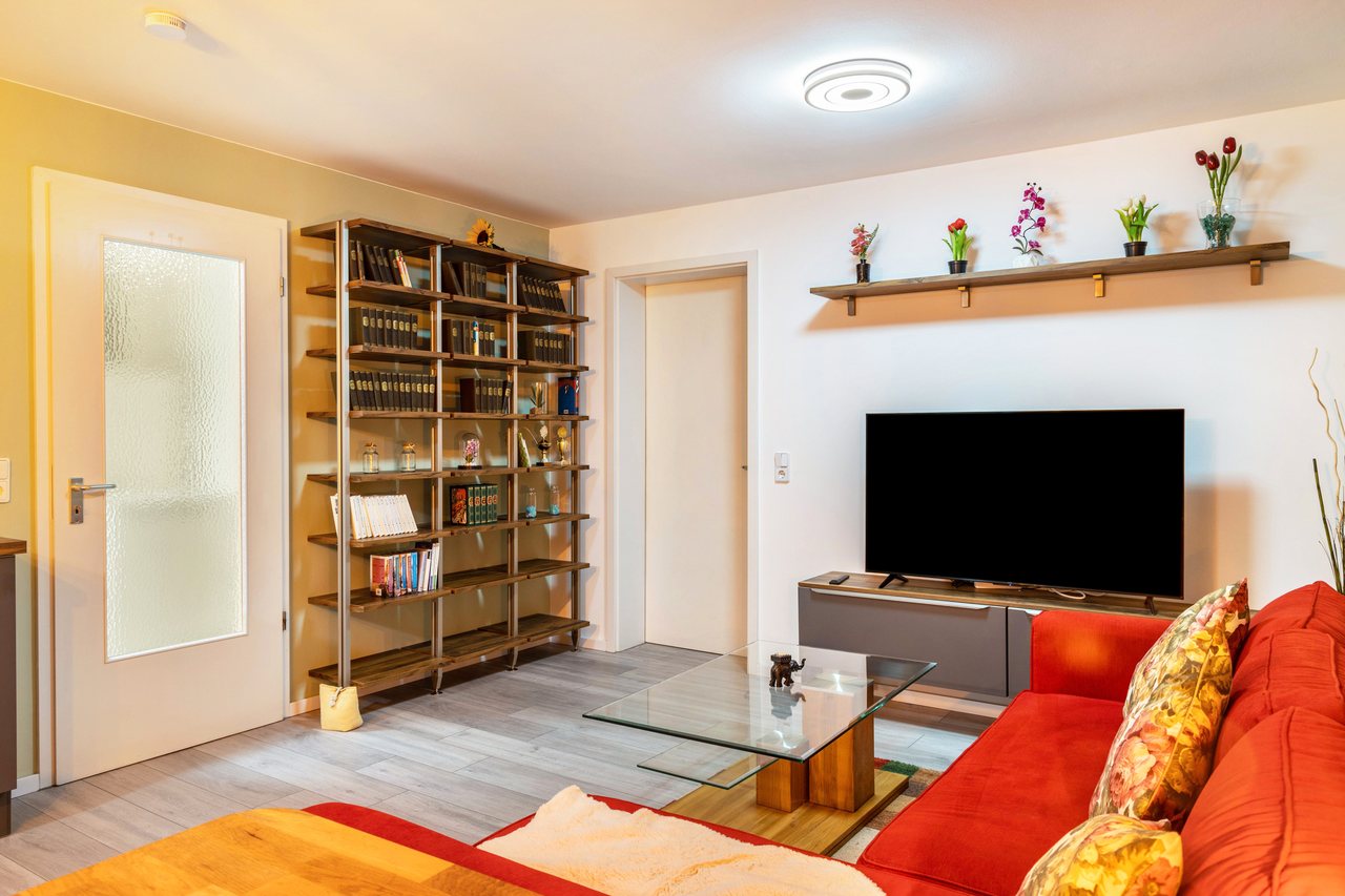 Wohnbereich mit Sofa und Fernseher, Nahe Airport BER Adlershof in Schönefeld, Brandenburg