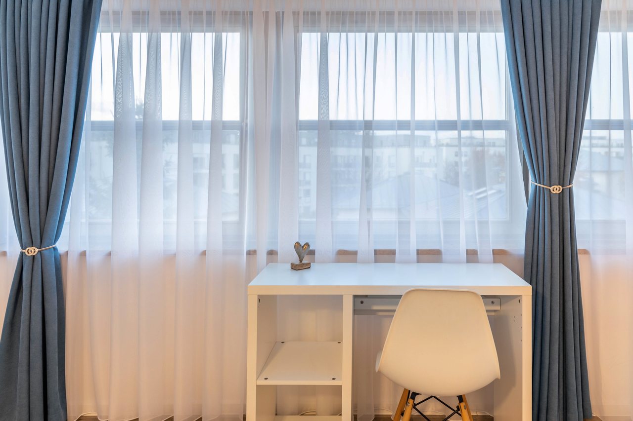 Schreibtisch am Fenster, Nahe Airport BER Maisonettewohnung in Schönefeld, Brandenburg