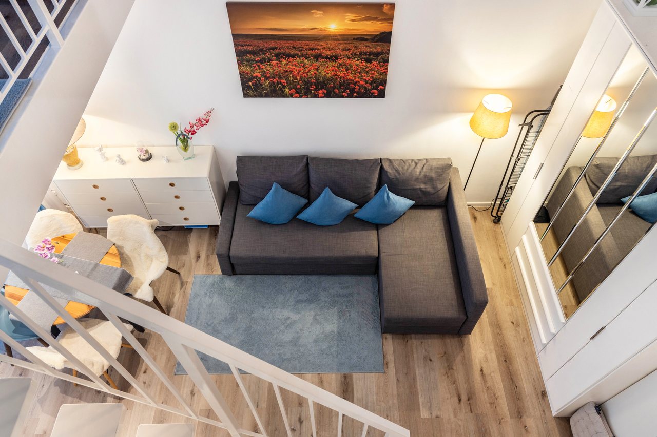 Galerie mit Sofa und Treppe, Nahe Airport BER Maisonettewohnung in Schönefeld, Brandenburg