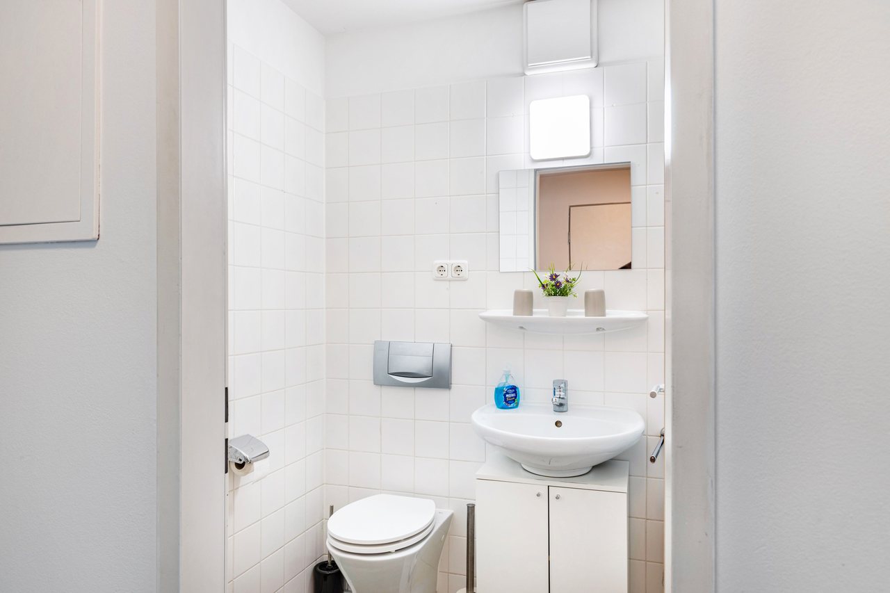 Badezimmer mit WC und Waschbecken, Nahe Airport BER Maisonettewohnung in Schönefeld, Brandenburg