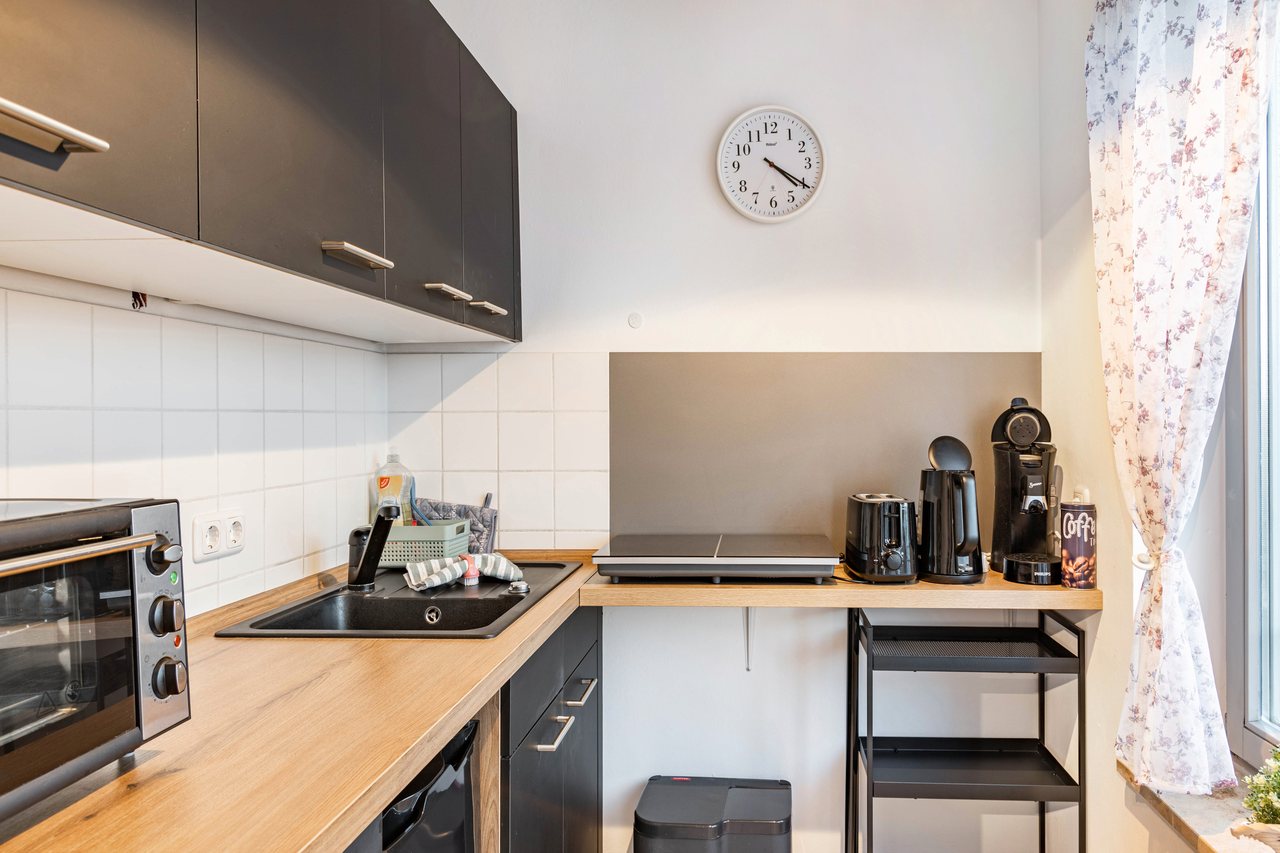 Küchenzeile mit Backofen, Nahe Airport BER Maisonettewohnung in Schönefeld, Brandenburg