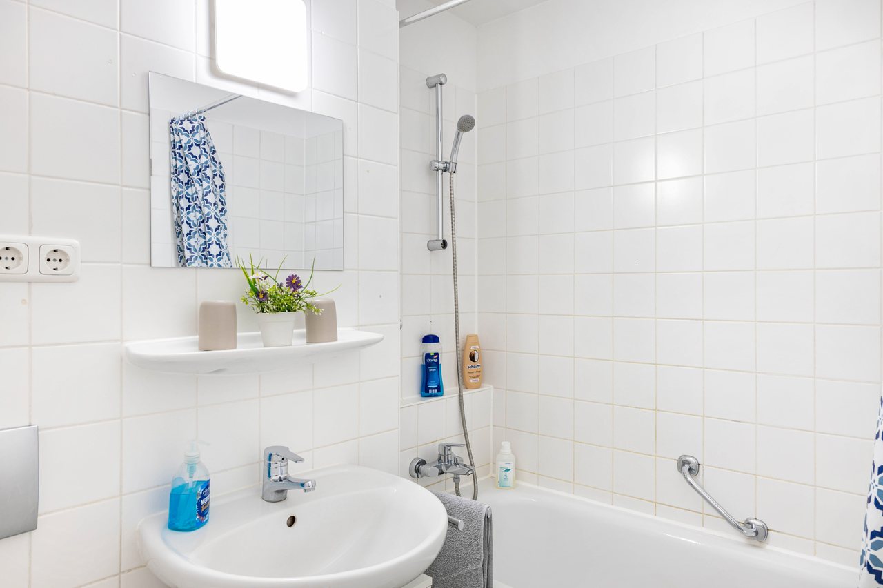 Badezimmer mit Badewanne, Nahe Airport BER Maisonettewohnung in Schönefeld, Brandenburg