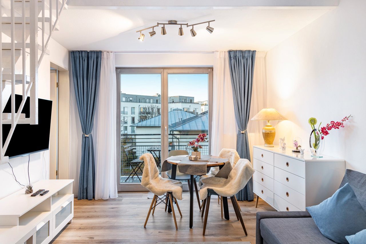 Wohnbereich mit Sofa und Balkonzugang, Nahe Airport BER Maisonettewohnung in Schönefeld, Brandenburg