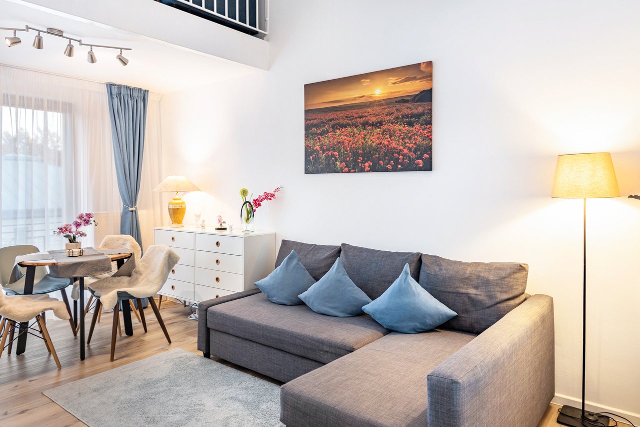 Wohnbereich mit Sofa und Essplatz, Nahe Airport BER Maisonettewohnung in Schönefeld, Brandenburg