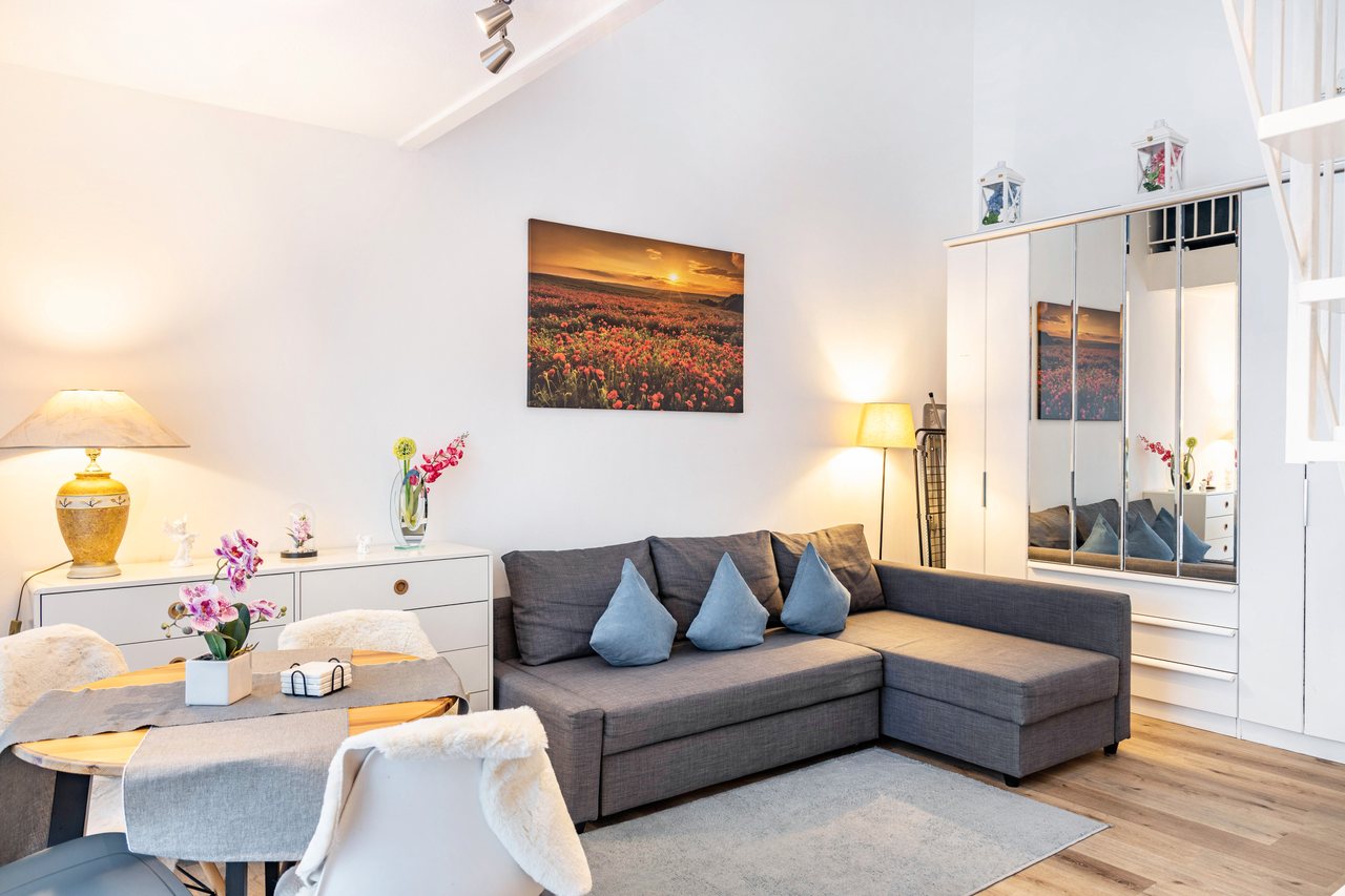 Wohnbereich mit Sofa und Spiegel, Nahe Airport BER Maisonettewohnung in Schönefeld, Brandenburg