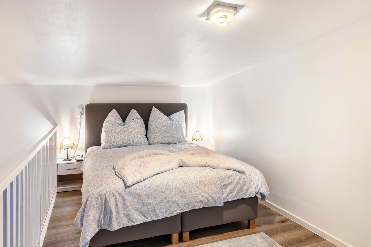 Schlafbereich mit Doppelbett, Nahe Airport BER Maisonettewohnung in Schönefeld, Brandenburg