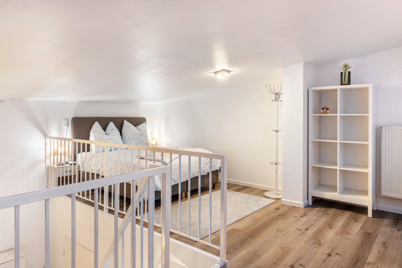 Galerie mit Doppelbett und Regal, Nahe Airport BER Maisonettewohnung in Schönefeld, Brandenburg