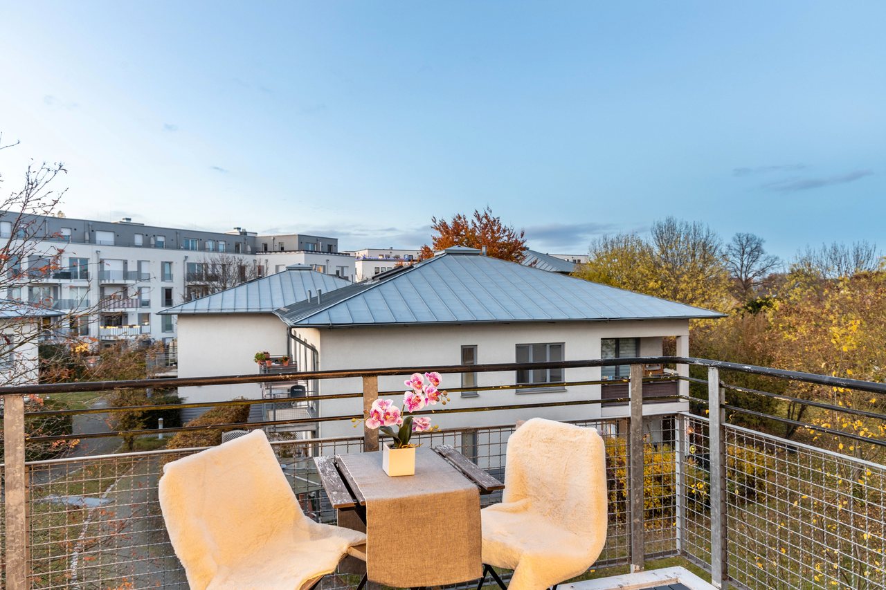 Balkon mit Sitzplatz und Ausblick, Nahe Airport BER Maisonettewohnung in Schönefeld, Brandenburg