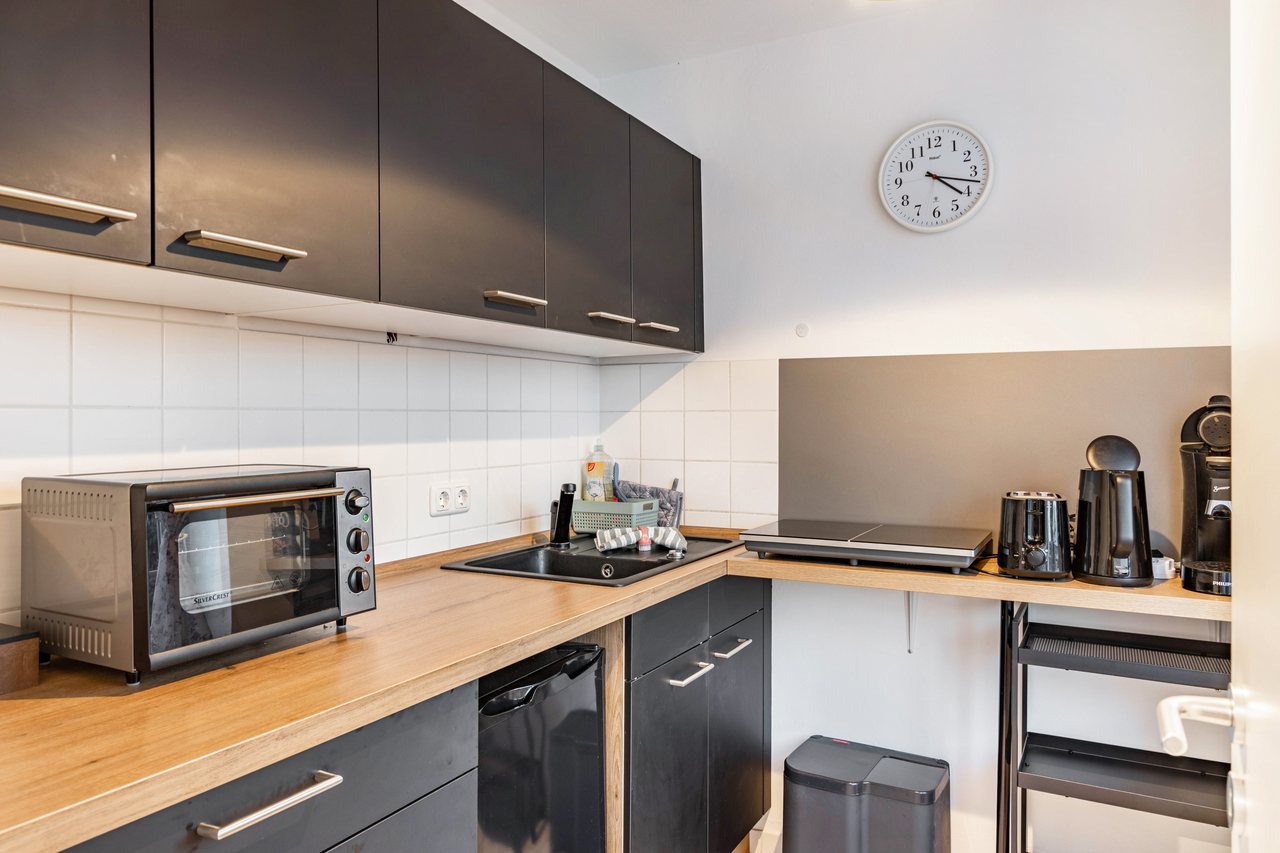 Küchenzeile mit Backofen, Nahe Airport BER Maisonettewohnung in Schönefeld, Brandenburg