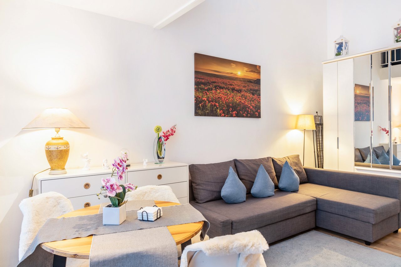 Wohnbereich mit Sofa und Essplatz, Nahe Airport BER Maisonettewohnung in Schönefeld, Brandenburg