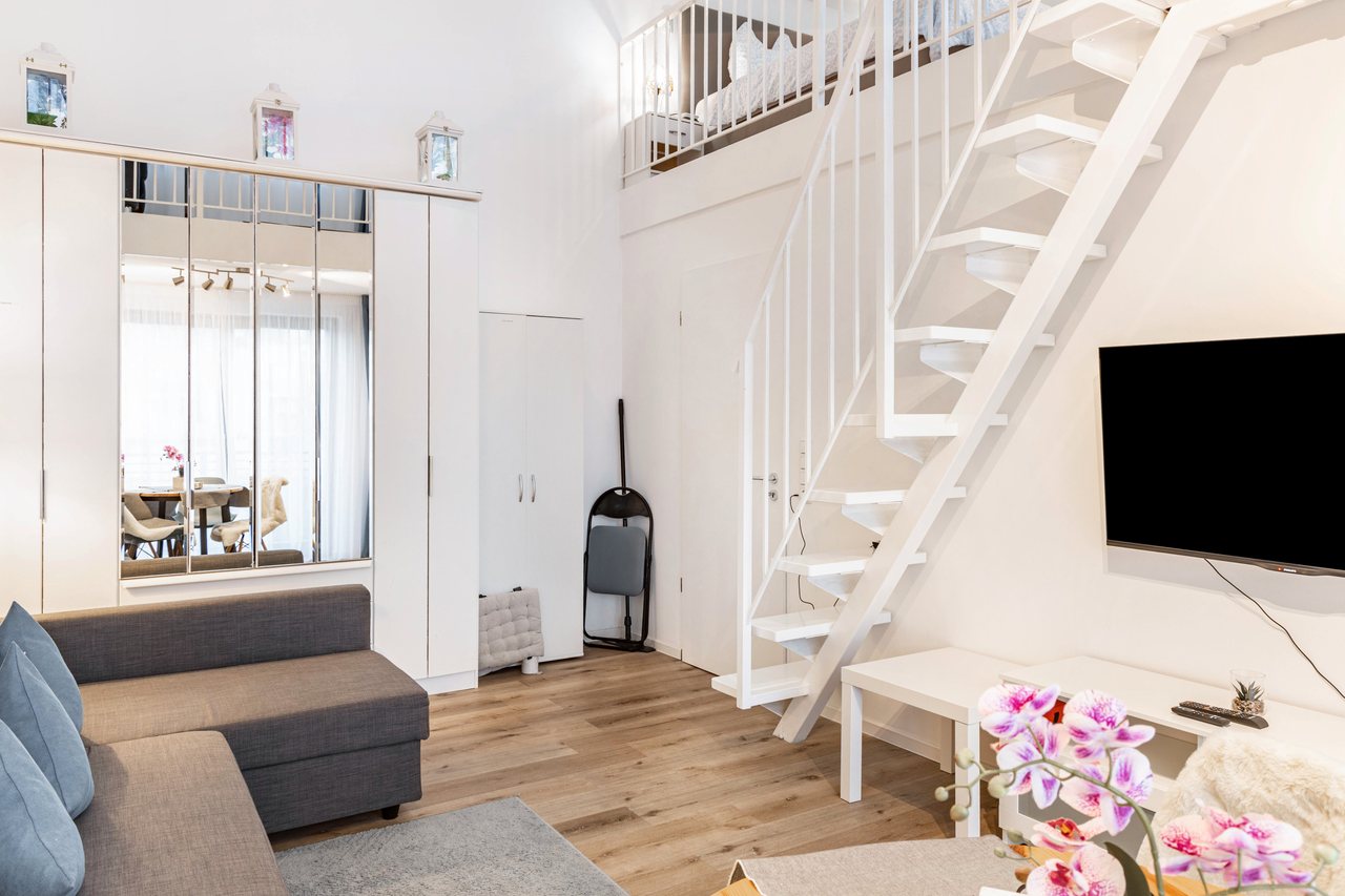 Wohnbereich mit Sofa und Treppe, Nahe Airport BER Maisonettewohnung in Schönefeld, Brandenburg