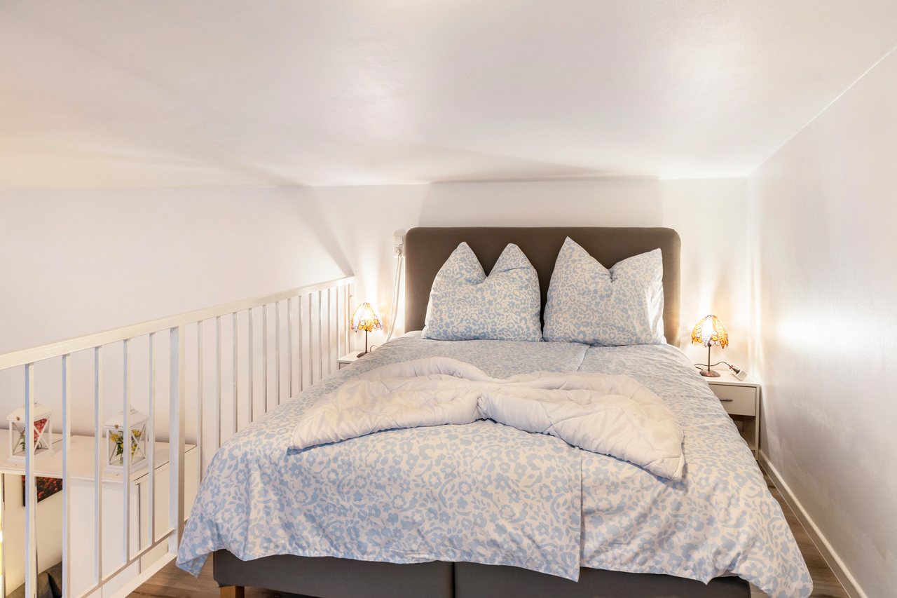 Schlafbereich mit Doppelbett unter der Dachschräge, Nahe Airport BER Maisonettewohnung in Schönefeld, Brandenburg