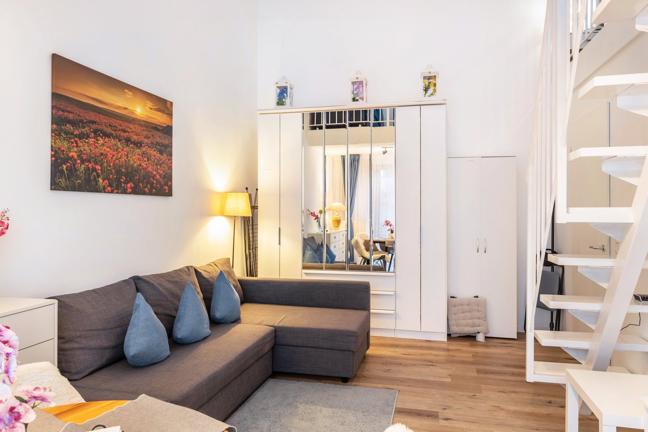 Wohnbereich mit Sofa und Kleiderschrank, Nahe Airport BER Maisonettewohnung in Schönefeld, Brandenburg