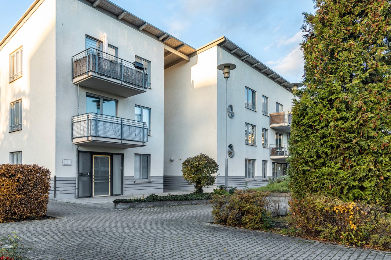 Wohnhaus, Außenansicht mit Balkonen, Nahe Airport BER Maisonettewohnung in Schönefeld, Brandenburg