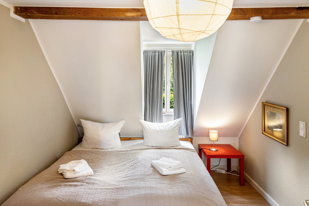 Gemütliches Schlafzimmer unter dem Dach einer Ferienunterkunft
