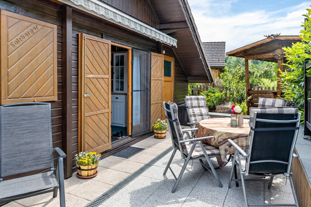Überdachte Terrasse mit Sitzgruppe, Ferienhaus Obert in Drognitz, Thüringen