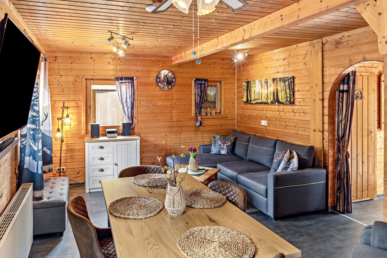 Wohnbereich mit Sofa und Essplatz, Ferienhaus Obert in Drognitz, Thüringen