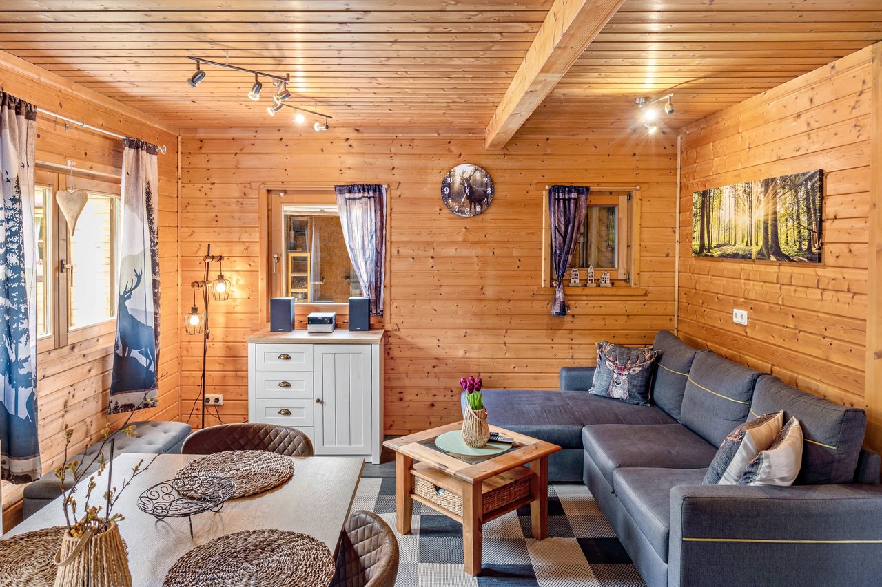 Wohnbereich mit Ecksofa und Essplatz, Ferienhaus Obert in Drognitz, Thüringen