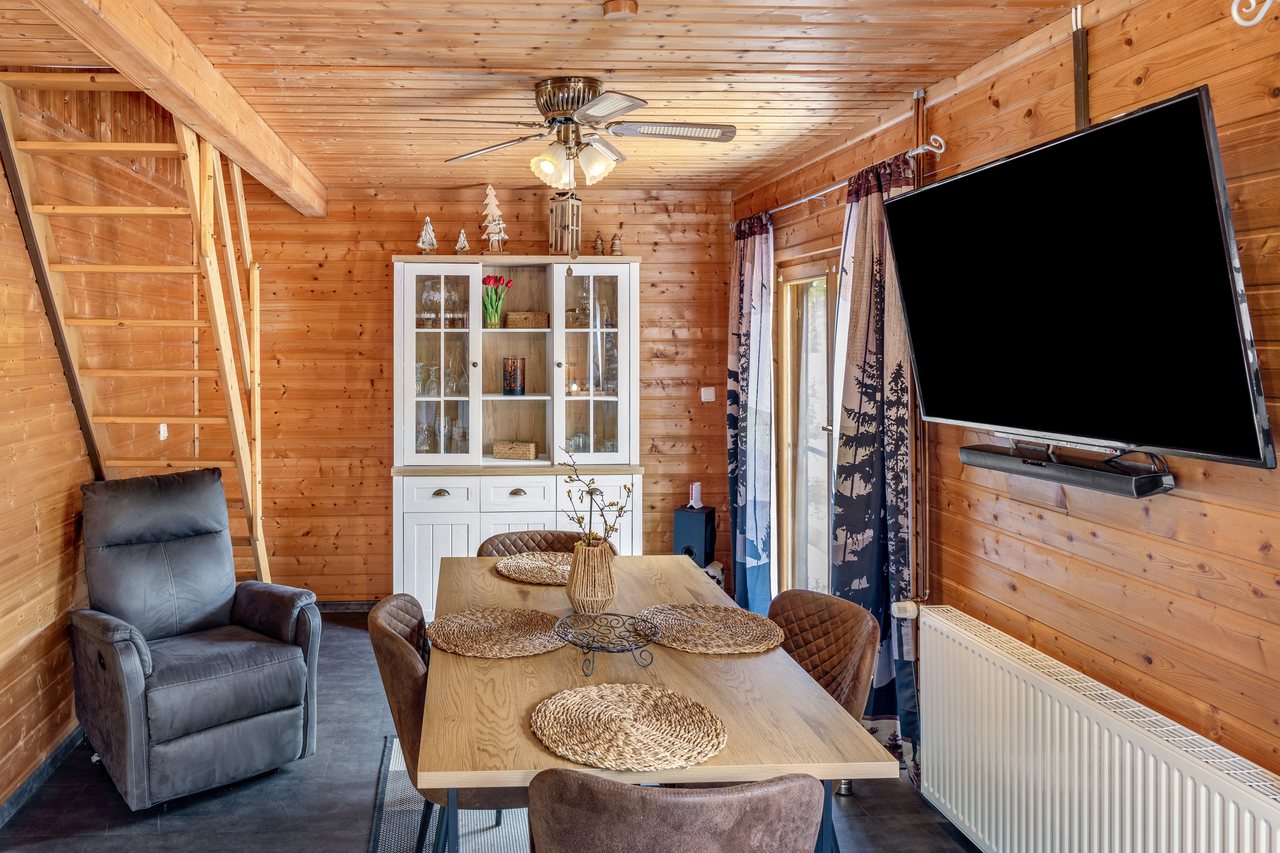 Wohnbereich mit Sessel und Essplatz, Ferienhaus Obert in Drognitz, Thüringen