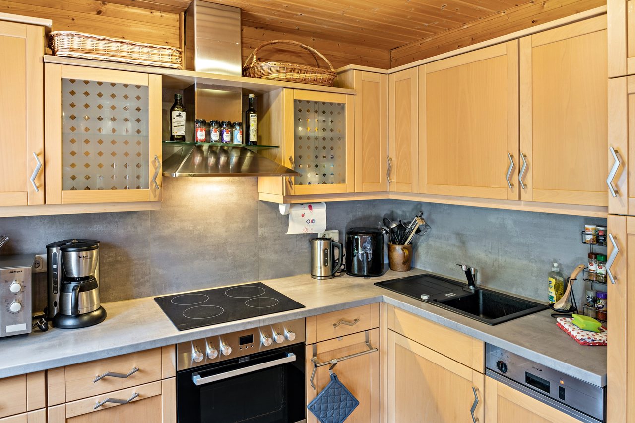 Küchenzeile mit Kochfeld, Ferienhaus Obert in Drognitz, Thüringen