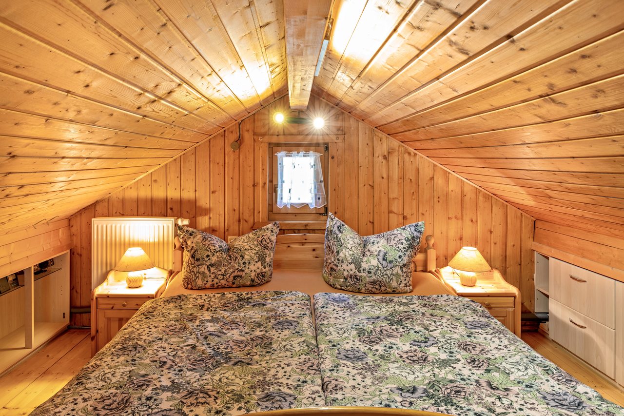 Schlafzimmer mit Doppelbett unter der Dachschräge, Ferienhaus Obert in Drognitz, Thüringen