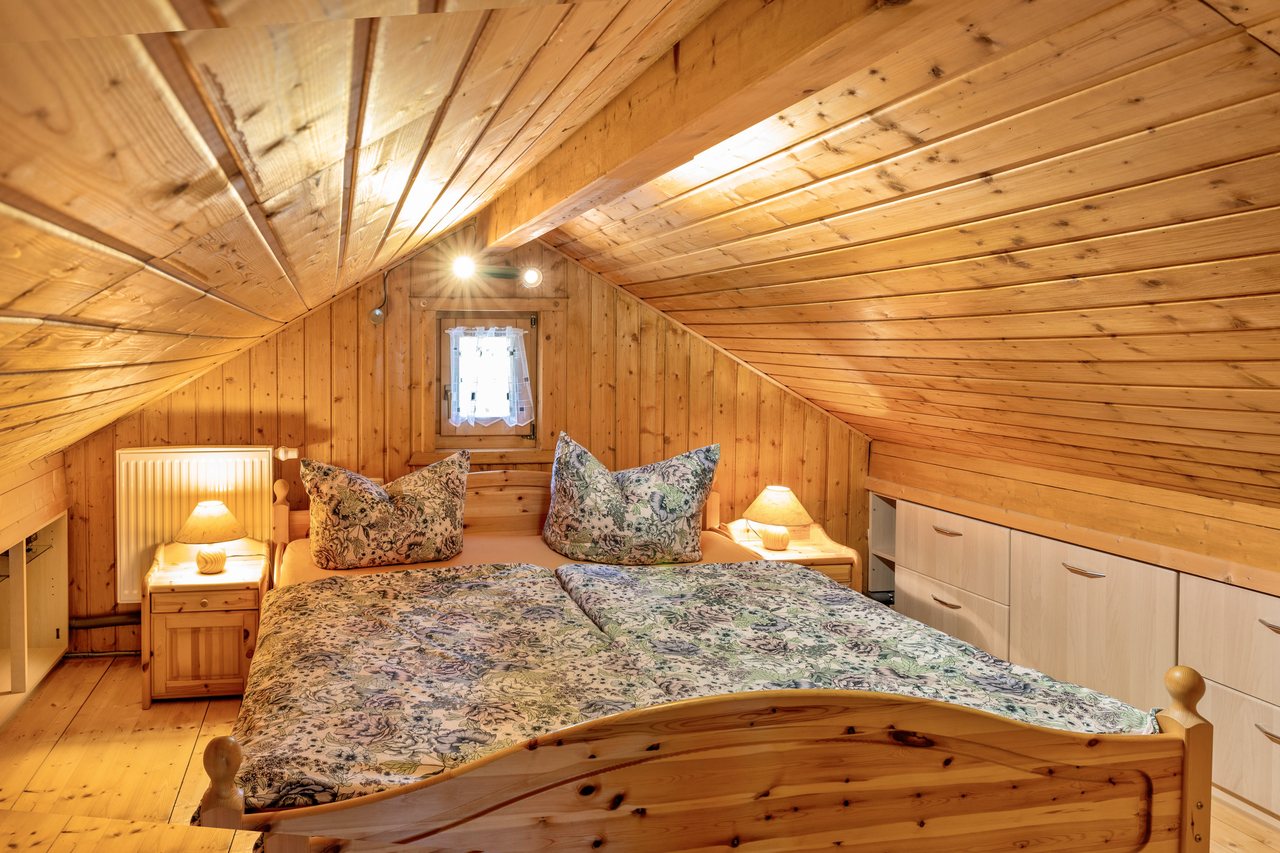 Schlafzimmer mit Doppelbett unter der Dachschräge, Ferienhaus Obert in Drognitz, Thüringen