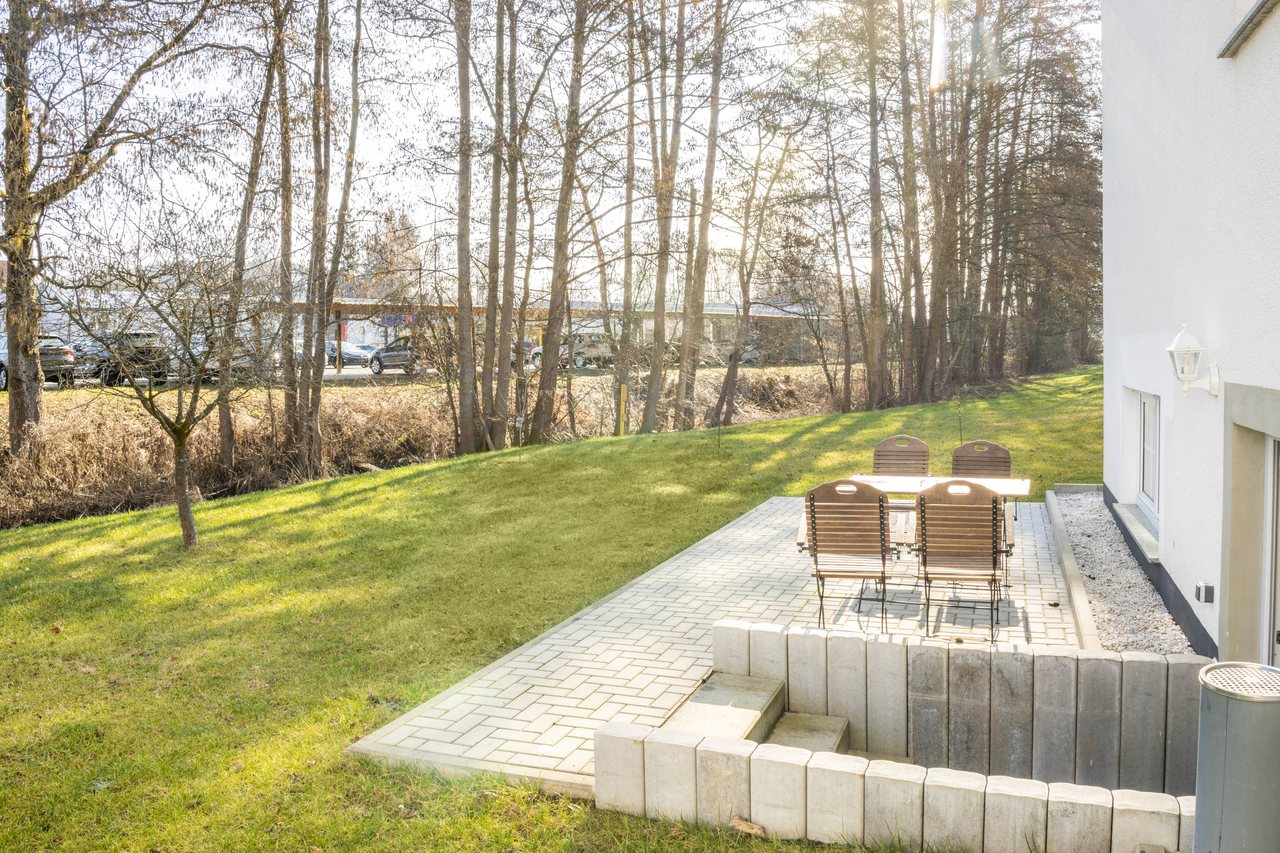 Garten mit Terrasse und Bäumen, Haus am Eschenbach in Föritztal OT Neuhaus-Schierschnitz, Thüringen