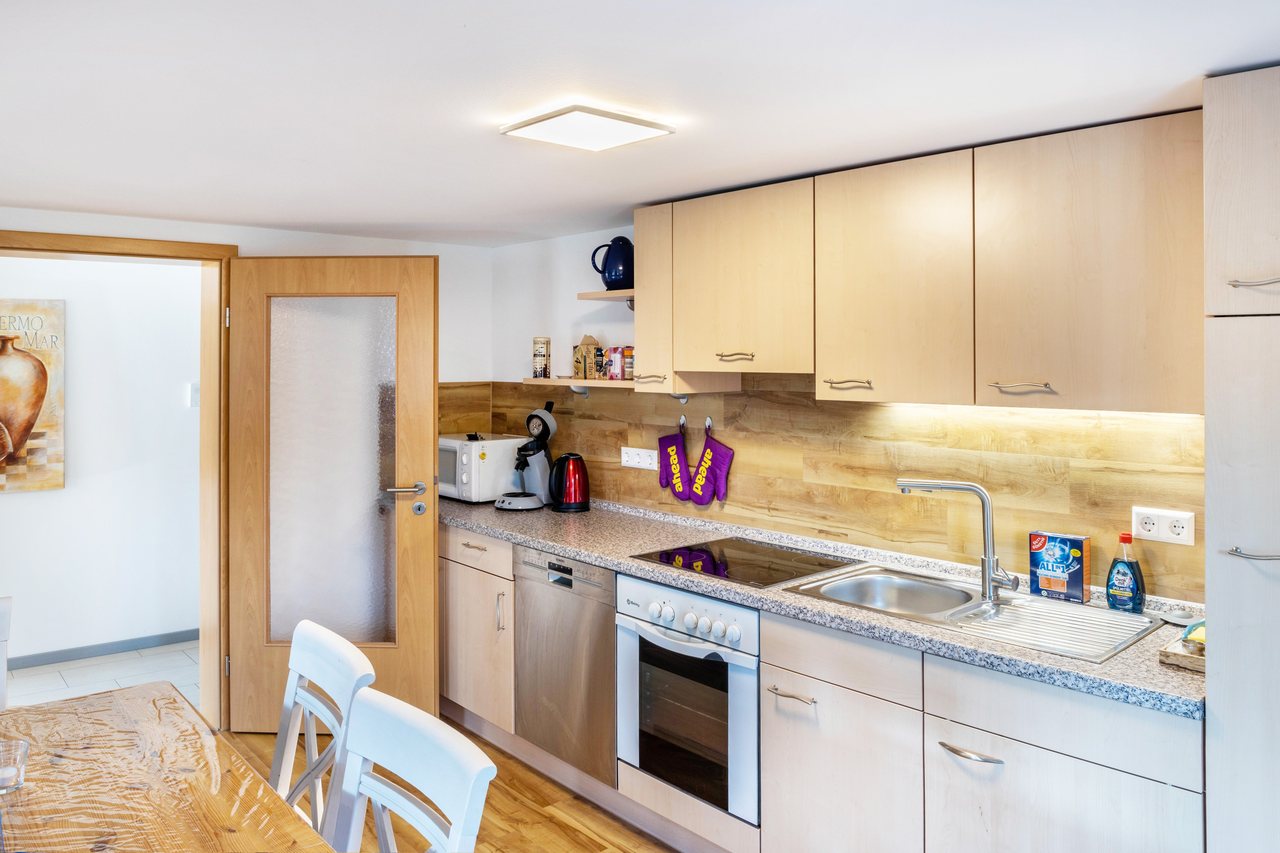 Küche mit Backofen und Essplatz, Haus am Eschenbach in Föritztal OT Neuhaus-Schierschnitz, Thüringen