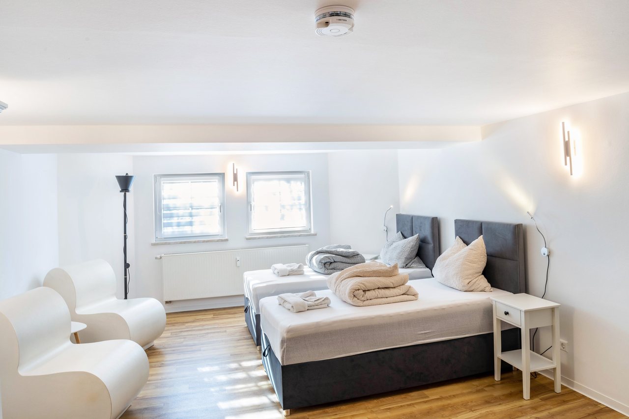 Schlafzimmer mit Doppelbett und Sessel, Haus am Eschenbach in Föritztal OT Neuhaus-Schierschnitz, Thüringen
