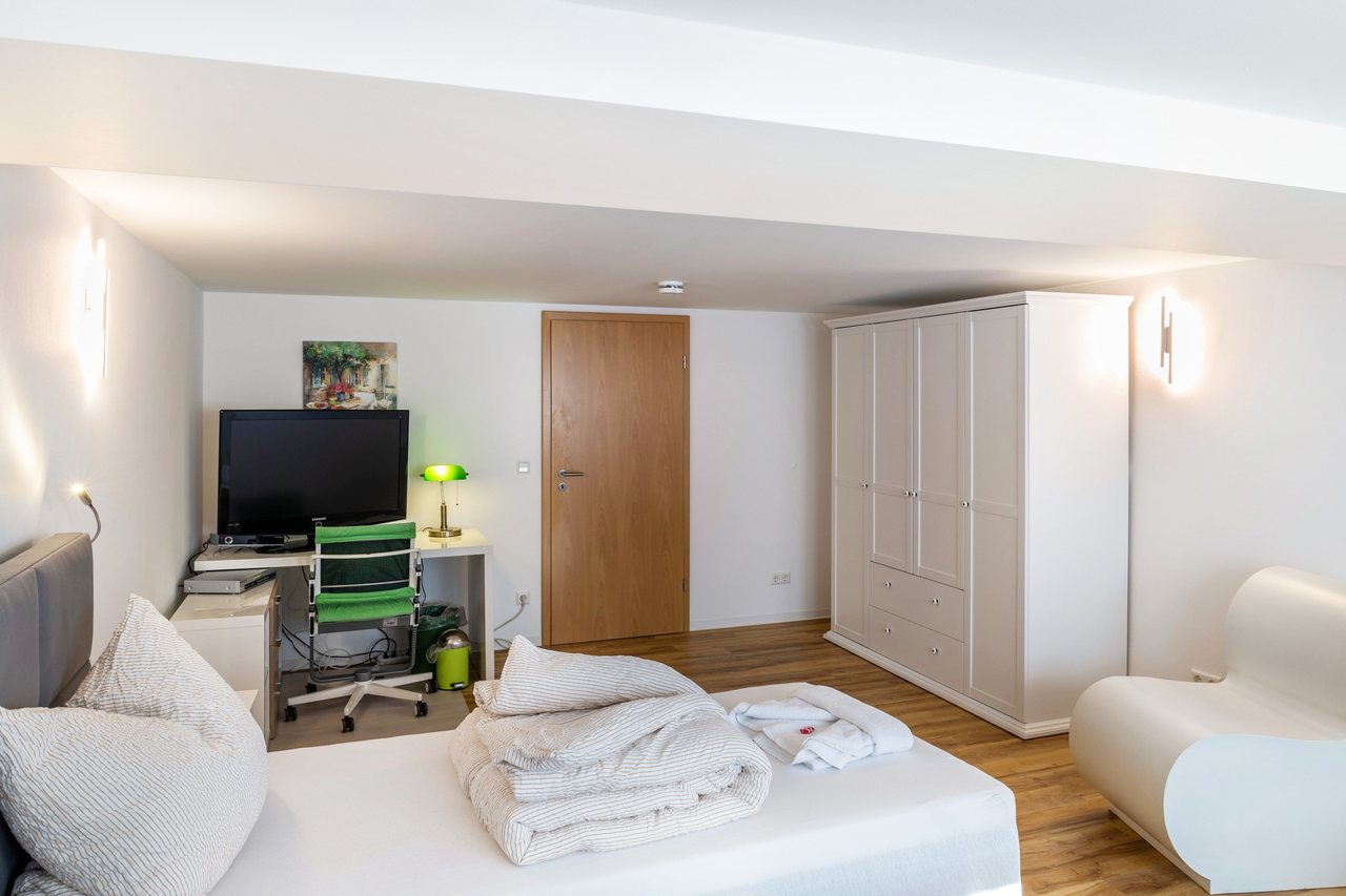 Schlafbereich mit Bett und Kleiderschrank, Haus am Eschenbach in Föritztal OT Neuhaus-Schierschnitz, Thüringen