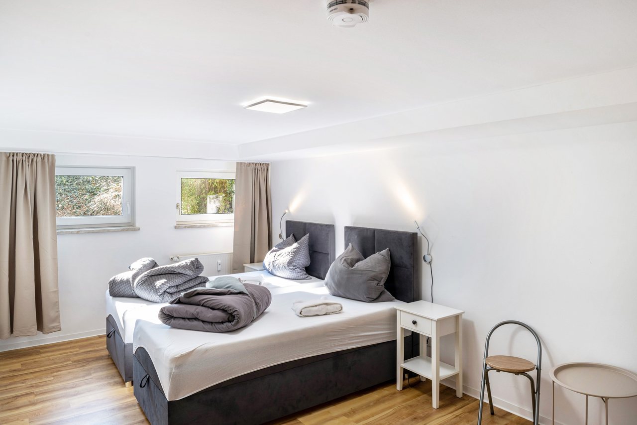 Schlafzimmer mit Doppelbett, Haus am Eschenbach in Föritztal OT Neuhaus-Schierschnitz, Thüringen