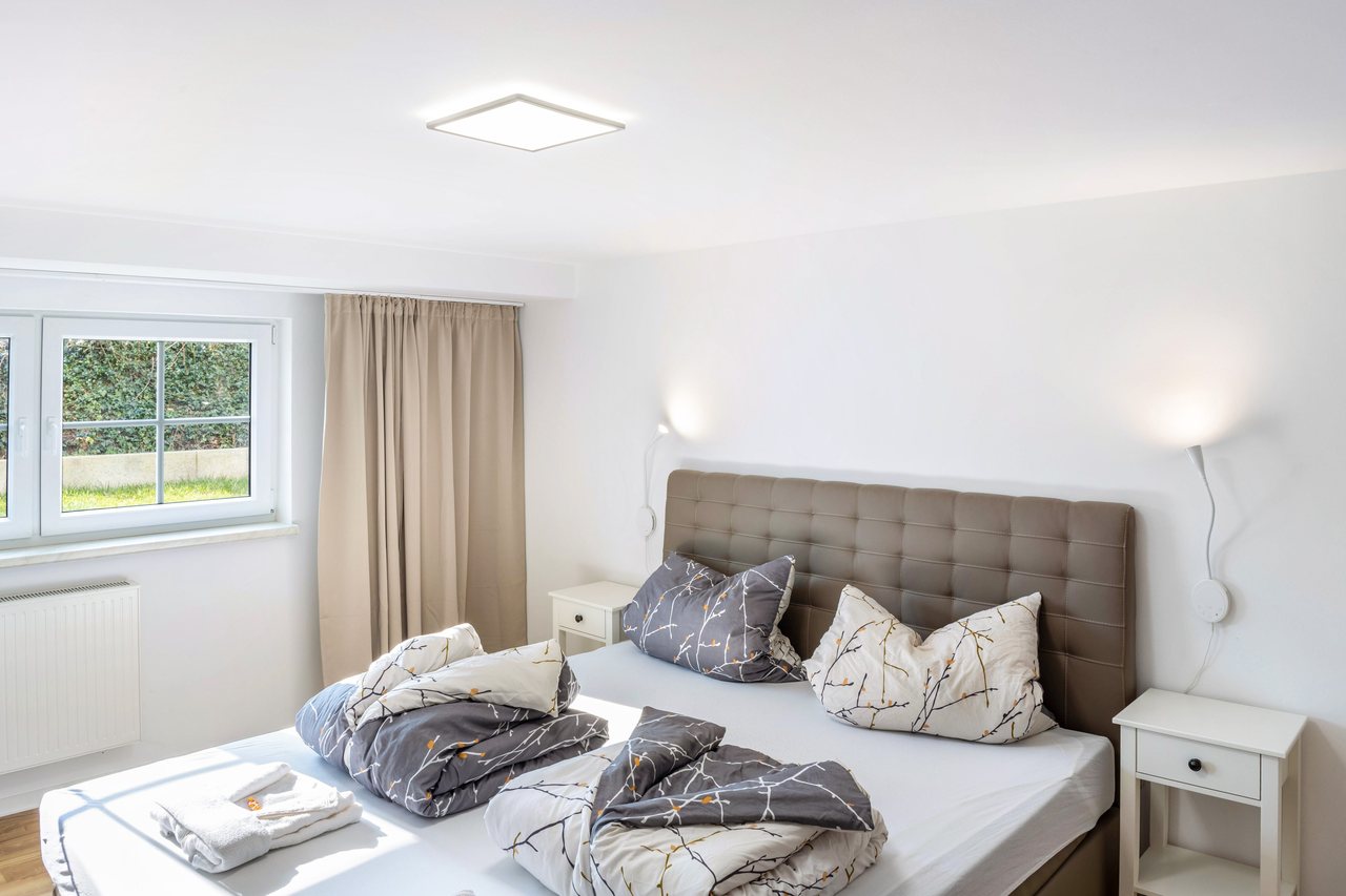 Schlafzimmer mit Doppelbett am Fenster, Haus am Eschenbach in Föritztal OT Neuhaus-Schierschnitz, Thüringen