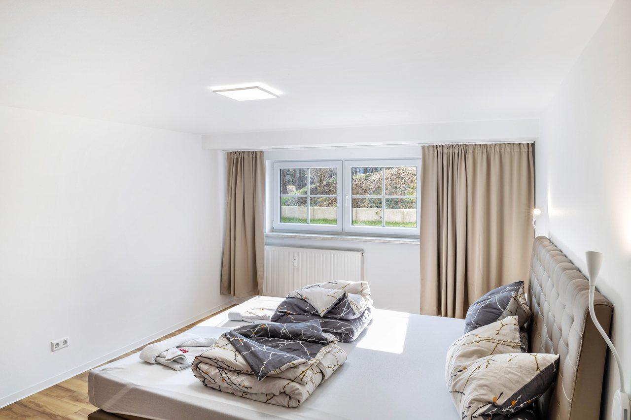 Schlafzimmer mit Doppelbett, Haus am Eschenbach in Föritztal OT Neuhaus-Schierschnitz, Thüringen