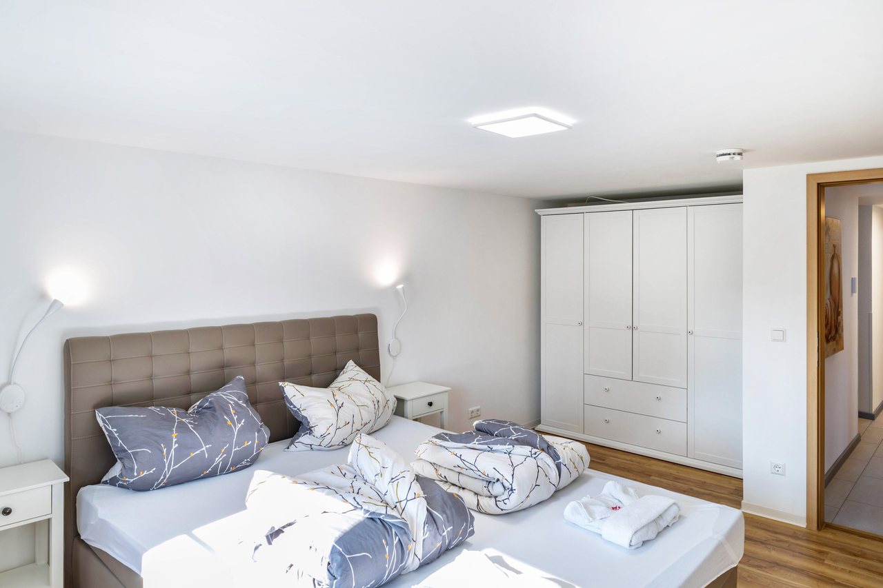 Schlafzimmer mit Doppelbett und Kleiderschrank, Haus am Eschenbach in Föritztal OT Neuhaus-Schierschnitz, Thüringen