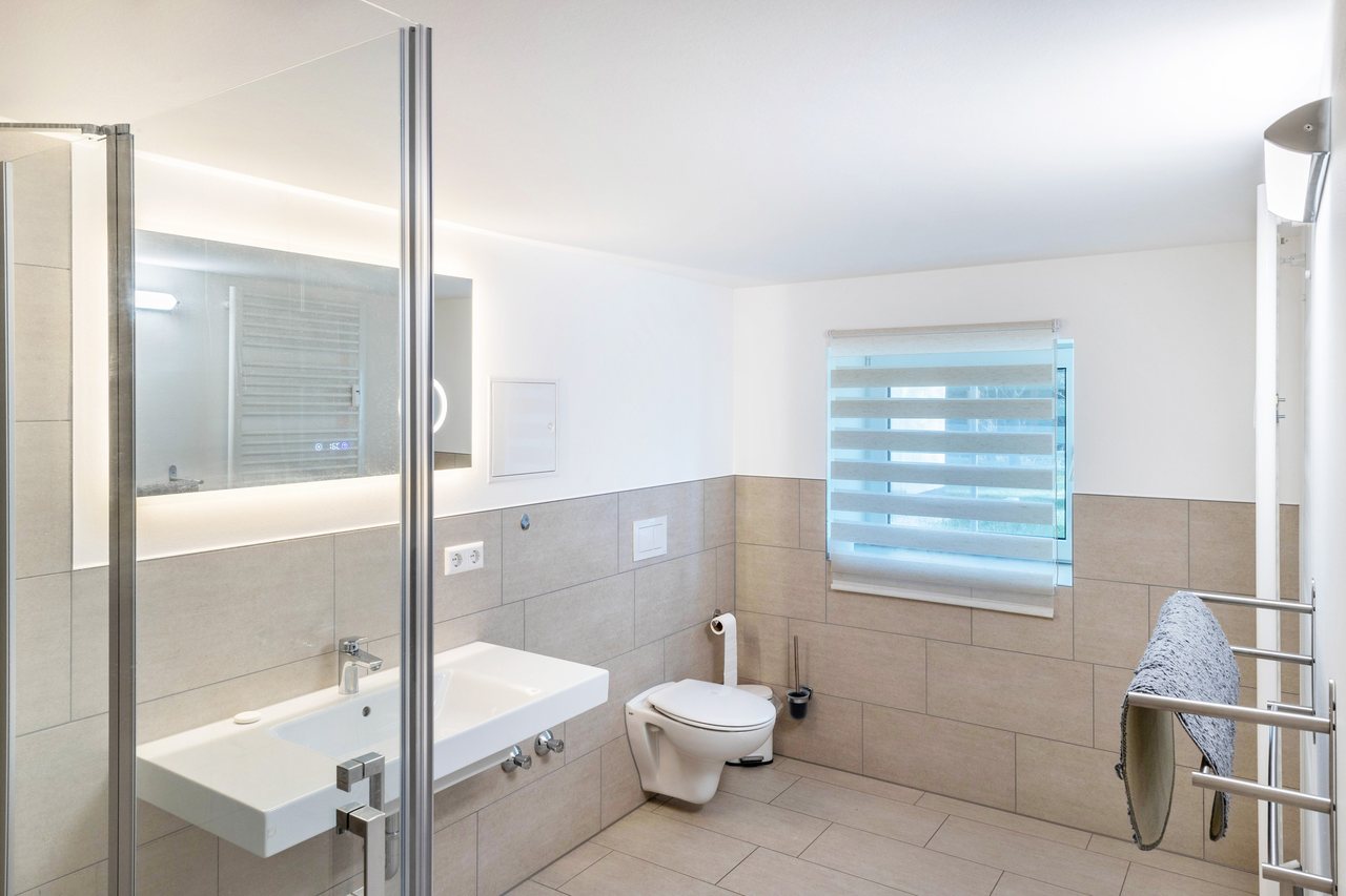 Badezimmer mit Dusche und Waschbecken, Haus am Eschenbach in Föritztal OT Neuhaus-Schierschnitz, Thüringen