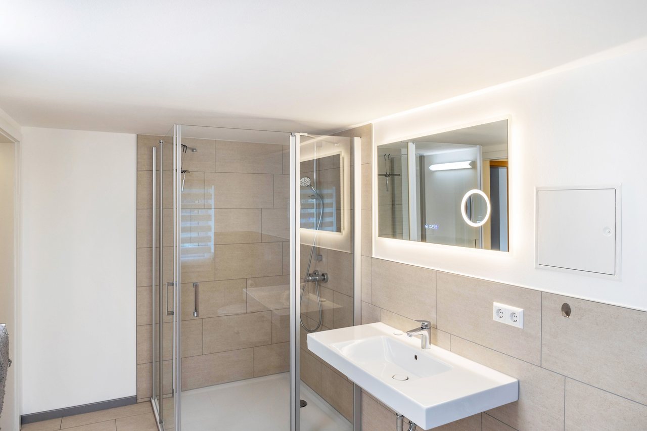 Badezimmer mit Dusche und Waschbecken, Haus am Eschenbach in Föritztal OT Neuhaus-Schierschnitz, Thüringen